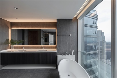 卫生间面积宽敞，采光较好，在洗手台在灯带的点缀下，更显优雅与精致。