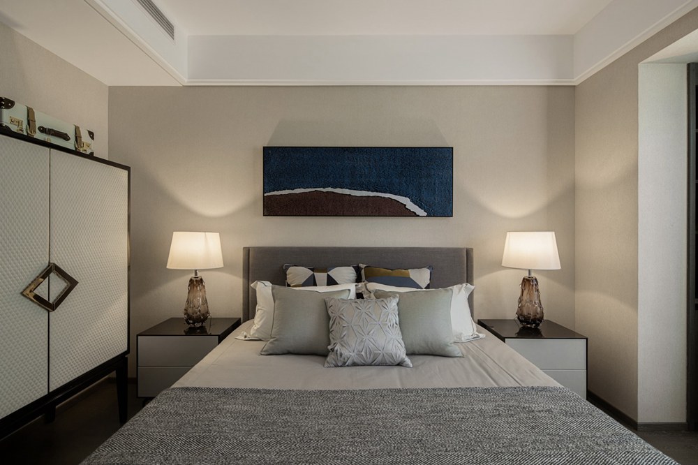 卧室沿袭一贯的现代风情，床品软装的选择上充分显现出浓郁现代魅力。