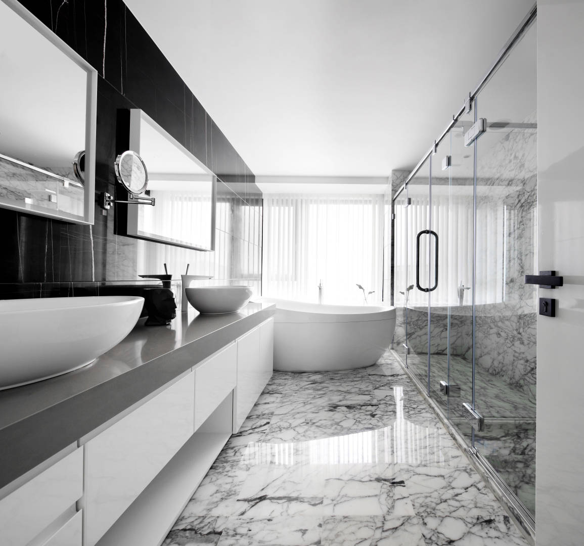卫生间采用干湿分离的方式布局，整体以白色为主，家具造型简洁。