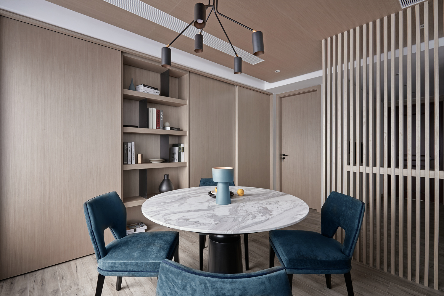 木质背景将美式的特质凸显出来，在雅致的空间里，餐椅材质和色彩拿捏得刚刚好。