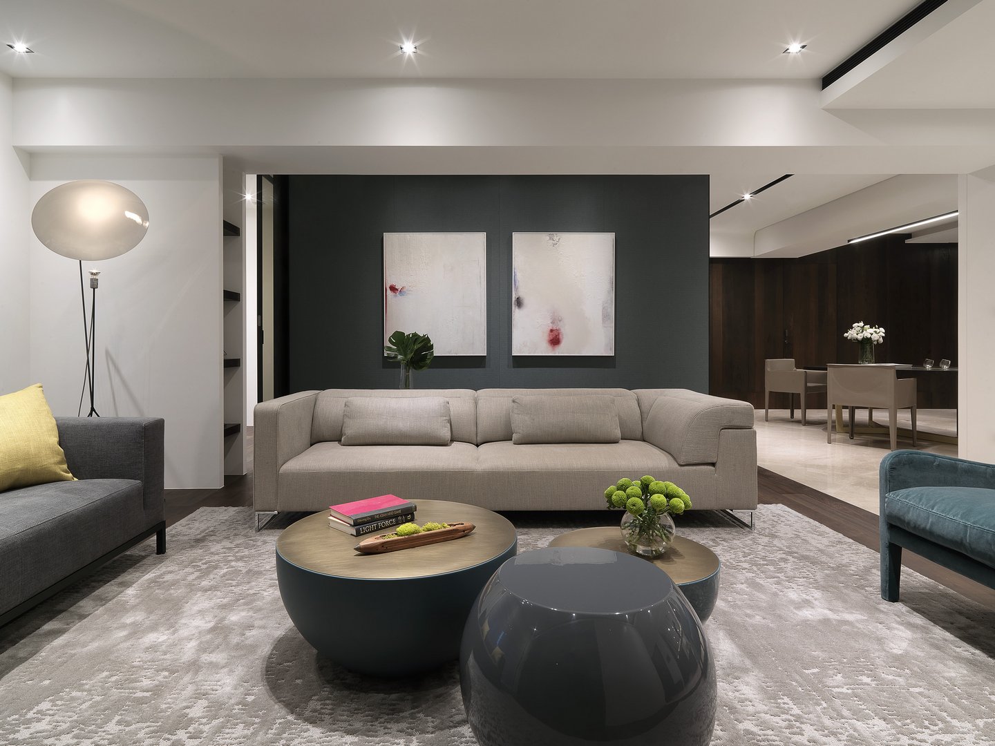 客厅空间层次深远，配色大气而富有格调，几何茶几使空间沉稳而富于质感。