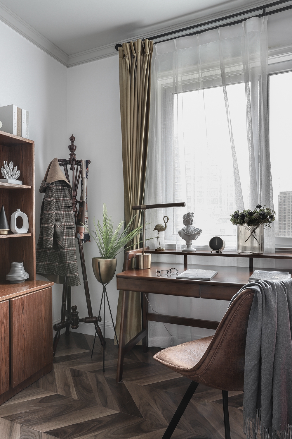 书房色感沉稳,精致大气,一张实木写字桌依靠窗边,搭配