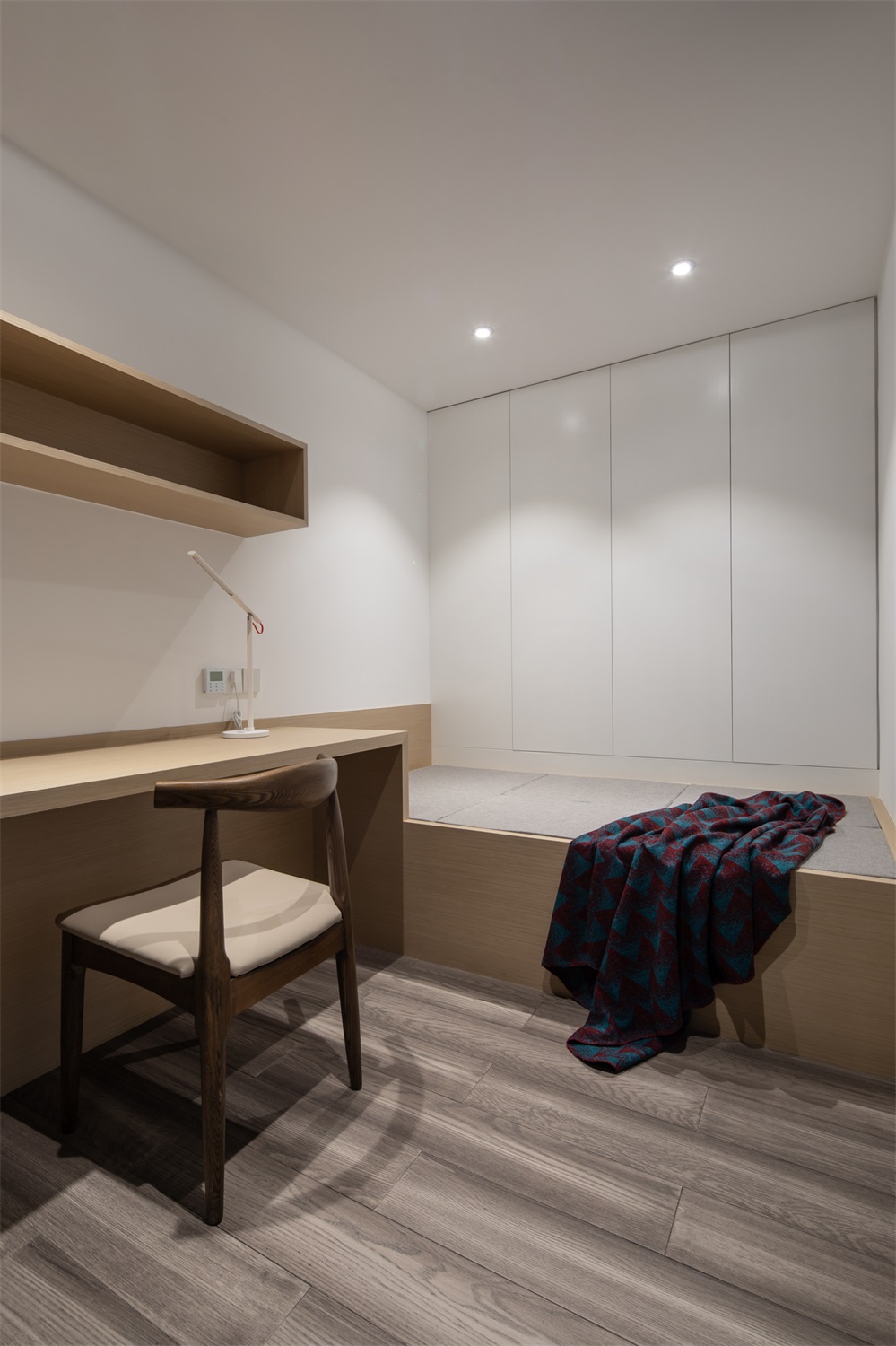 在书房空间融入榻榻米设计,打造出集工作,休闲,待客为一体的多功能