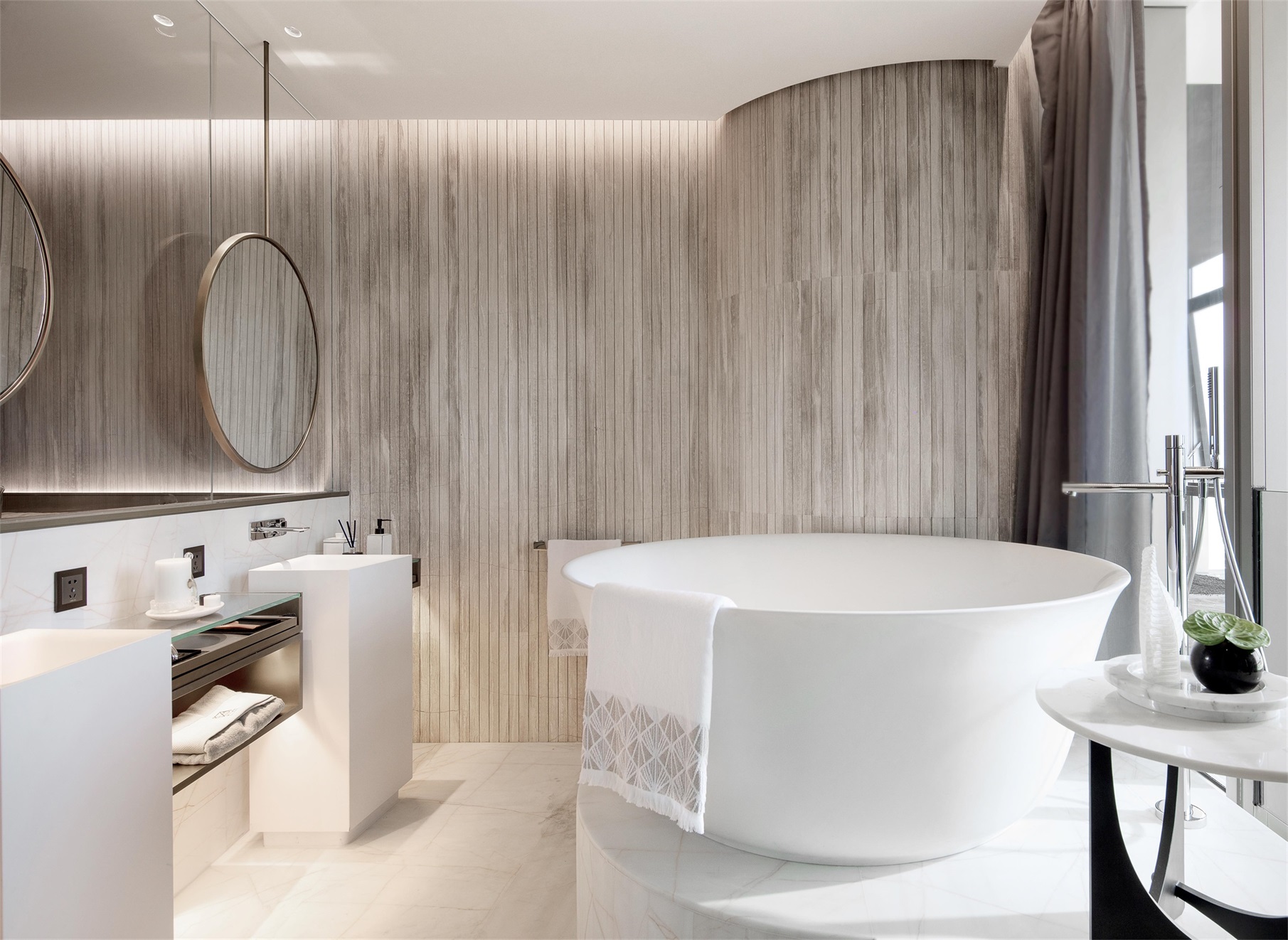 卫生间采用白色和木色柔和，采光和通透性较好，营造出慵懒惬意的空间氛围。