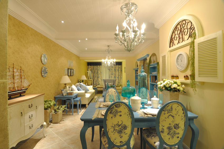 浅黄色的墙面凸显出蓝色餐桌椅的明艳，呼应着客厅的风格。