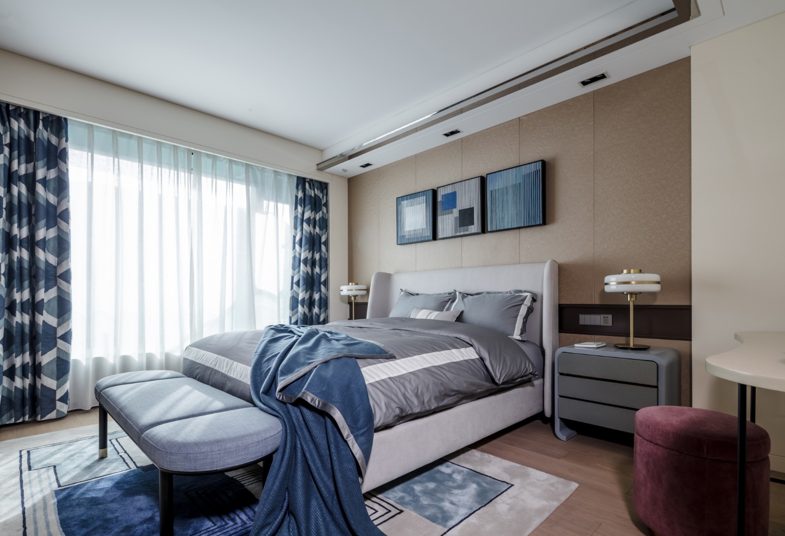 侧卧背景墙层次感强，搭配优雅的灰色床头和绸缎床品，营造出优雅清新感。