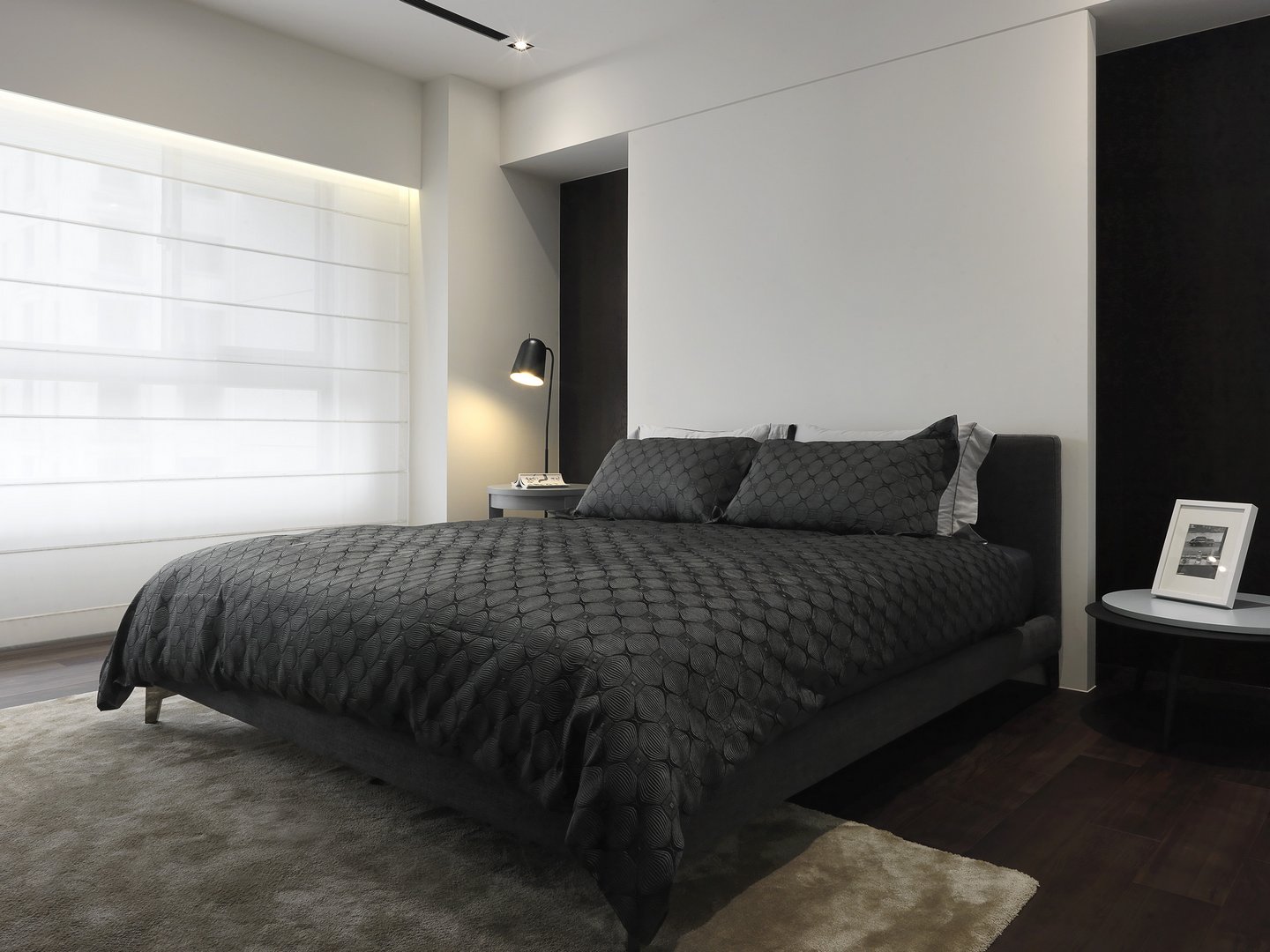 主卧采用白色背景墙打造，床品则使用灰色搭配，空间显得简洁又精致。