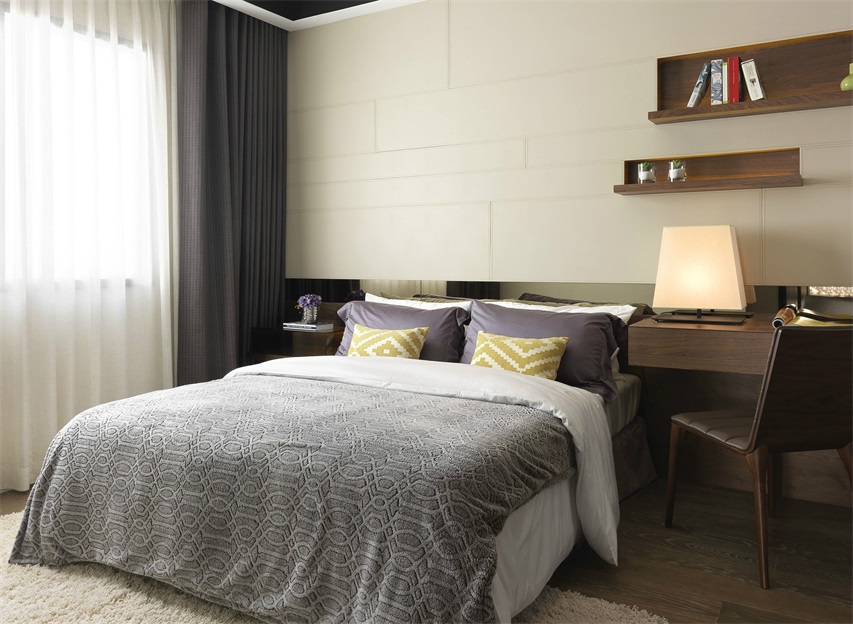 主卧打造了一个净色空间，在米色与紫色床头的融合下呈现出一种静雅端庄的既视感。