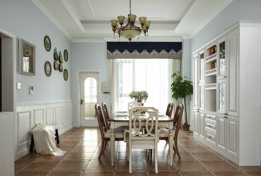 餐厅木质餐桌椅设计，搭配背景墙上的饰画，凸显欧式的浪漫气息。