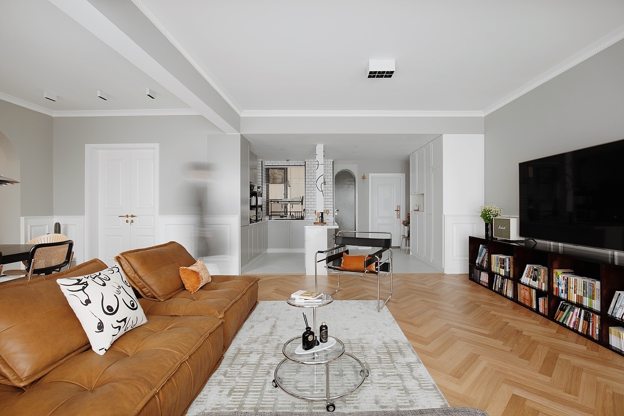 橘色沙发作为空间隔断，很好的划分出客厅与餐厅空间，动线设计巧妙。