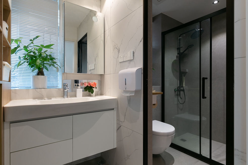 卫生间以灰色为基调，整体略为淡雅，白色洁具成为空间的亮色点缀。 