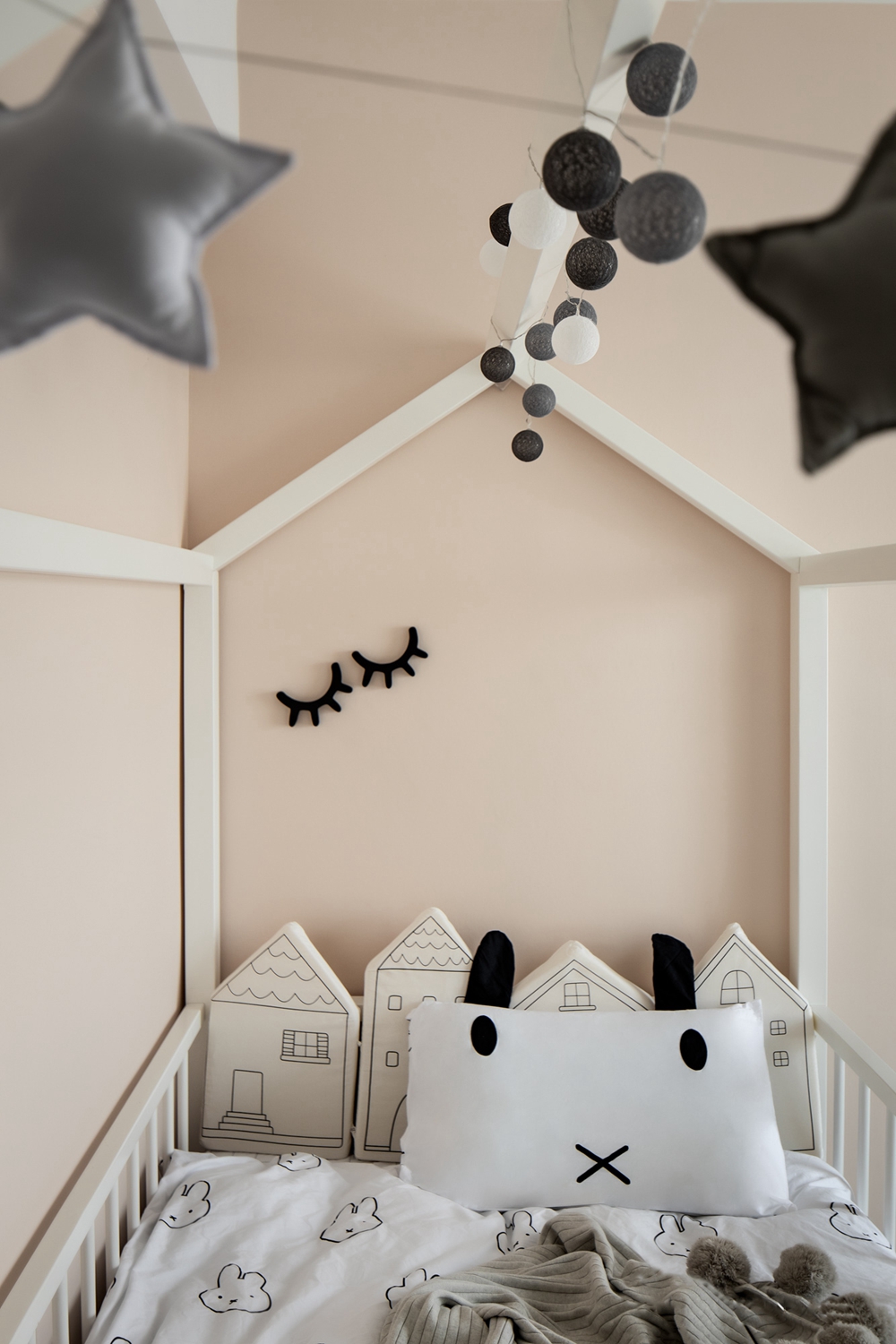 儿童房背景采用淡米色打造，空间设计优雅高级，搭配精致软装，童趣感十足。
