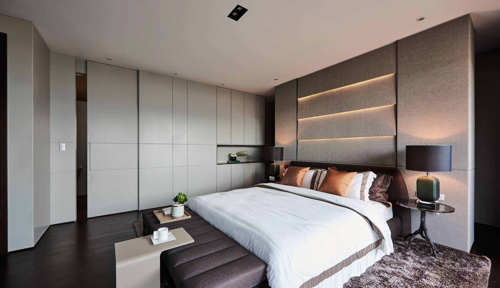 主卧背景墙设计提升了空间的活跃感与层次感,诠释着业主举重若轻的