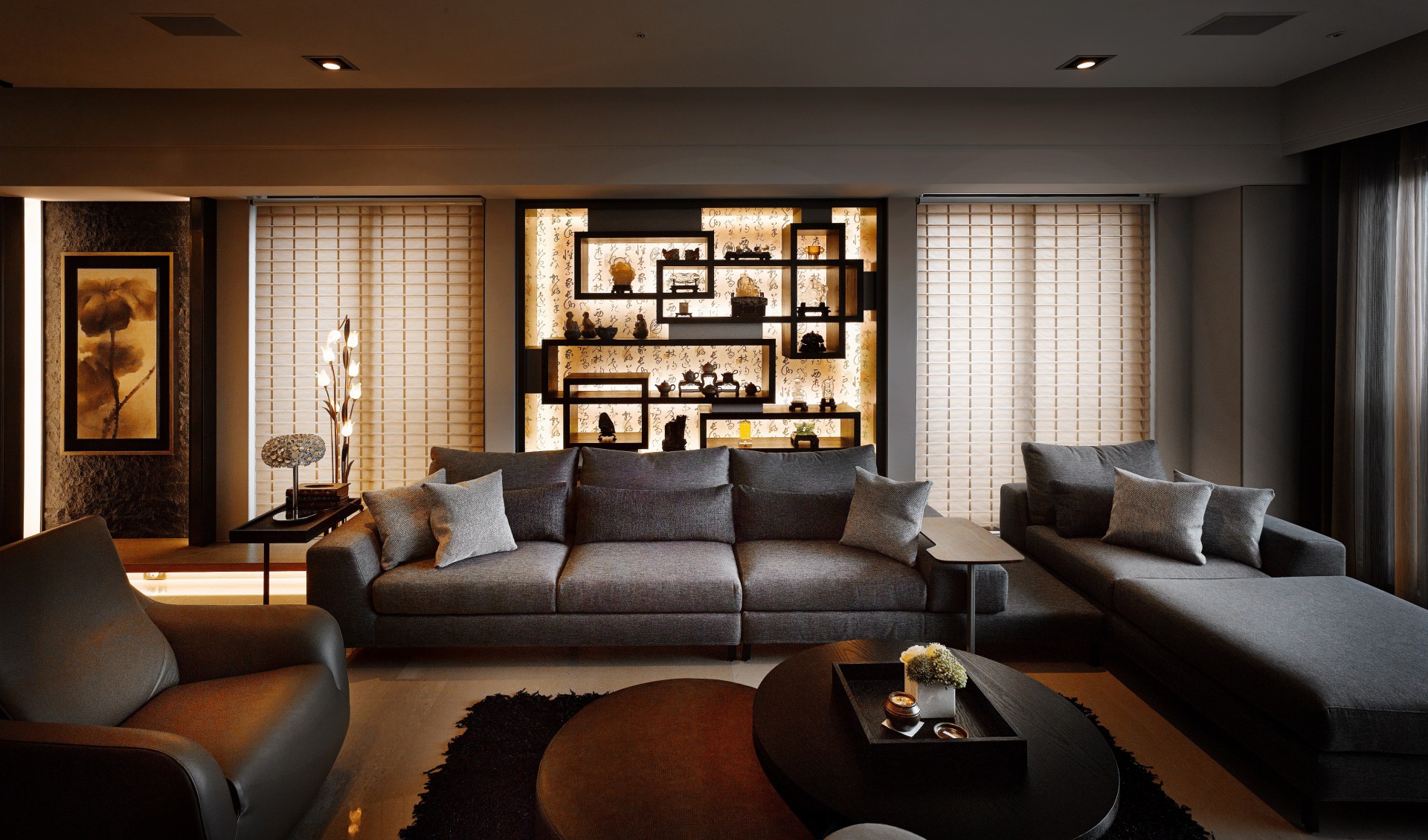 客厅整体配色毒牙，灰色布艺沙发围合式布局，背景墙设计丰盈了空间质感。