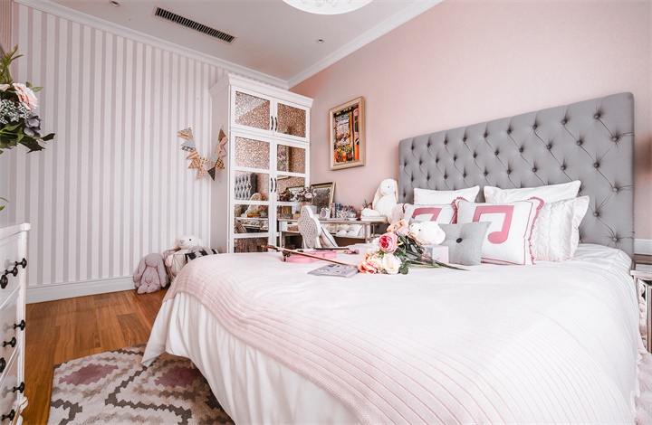 次卧背景用简洁实用的粉色为主体，搭配灰色欧式床头，展现出小资的情调。