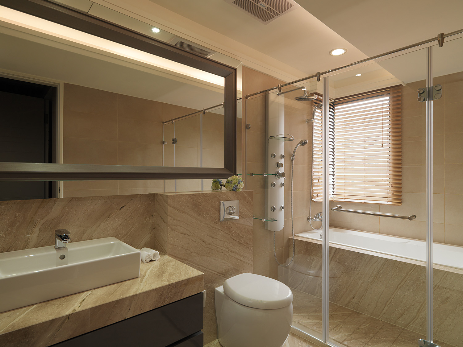 卫生间以米色为基调，并采用了玻璃进行干湿分离，营造出空间的洁净氛围。