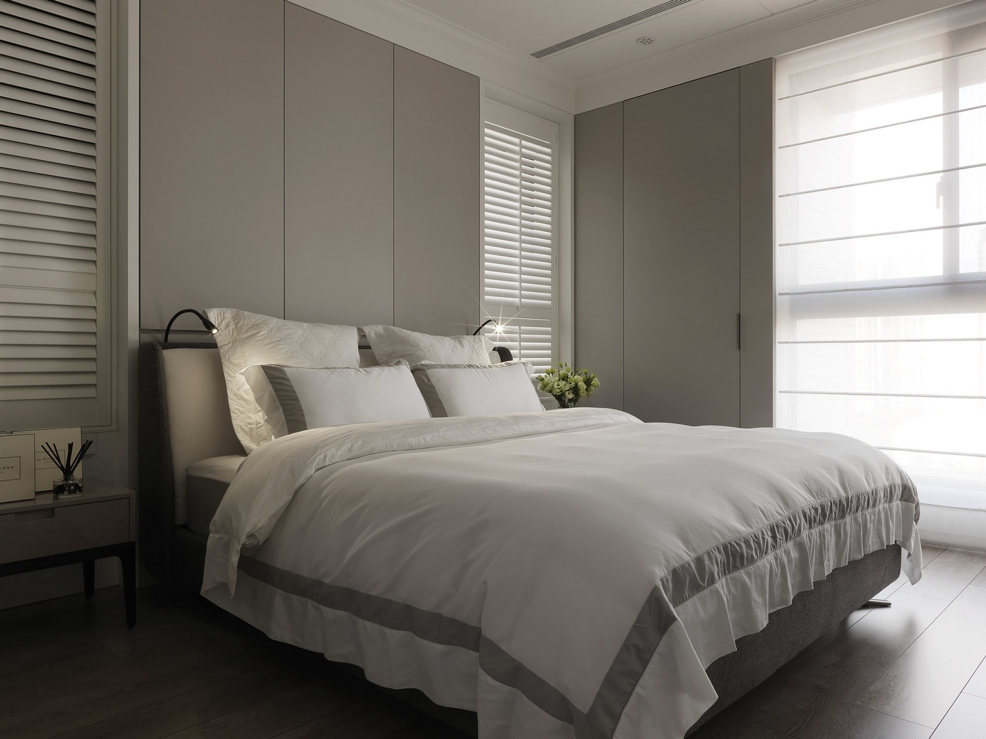 侧卧以暖色为基调，米色背景与白色系床品的组合，打造出视觉焦点。