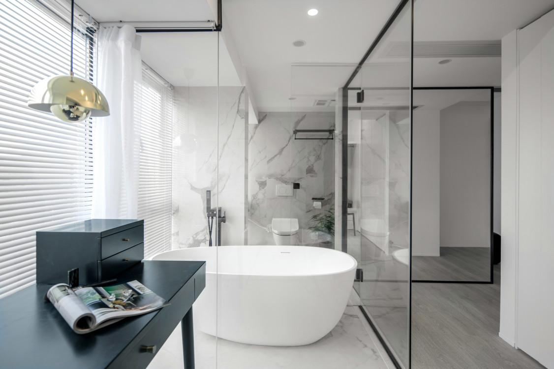卫生间黑白搭配，业主喜欢黑白灰，也提到想要一个带有浴缸的精致浴房。
