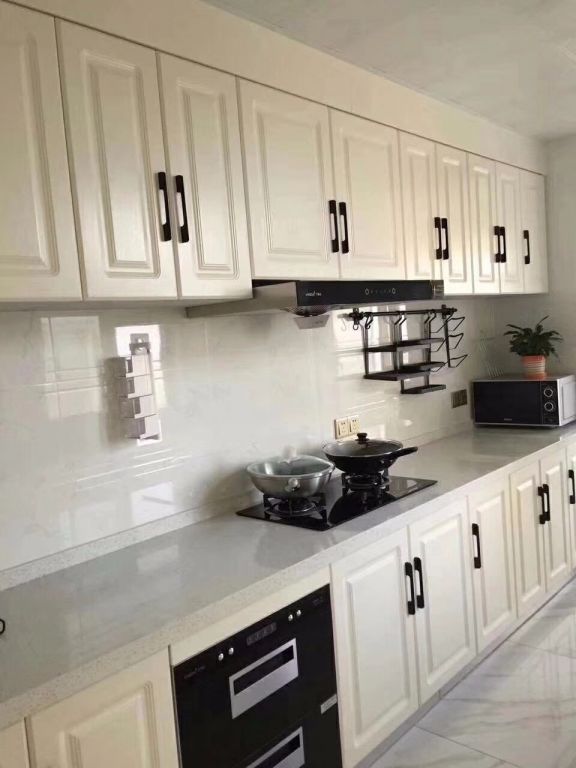 厨房空间较小，采用白色扩大了视觉效果，上下柜子的设计增加了收纳功能，真正的将空间利用达到了最大。