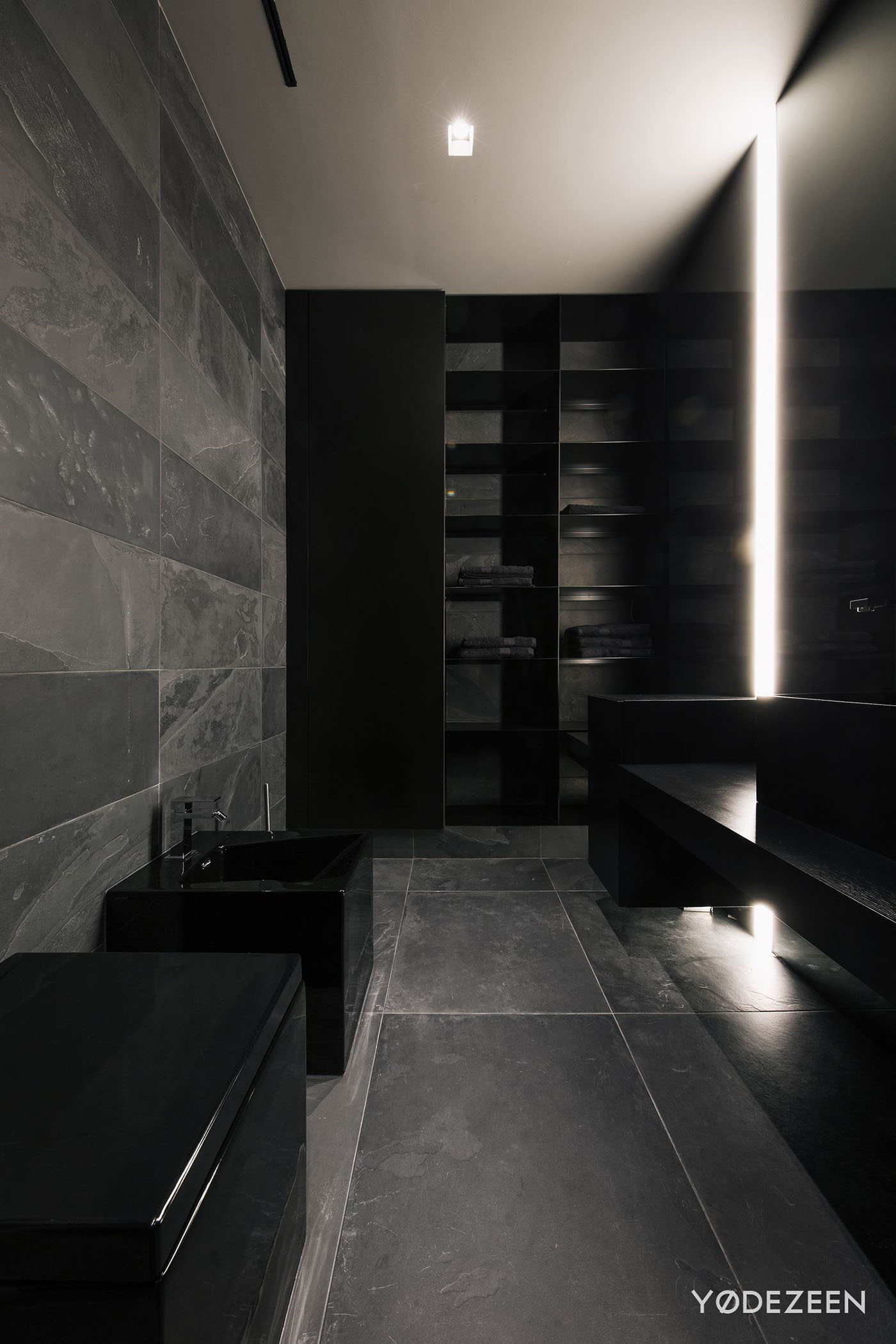 设计师利用洁具巧妙的分割了卫浴空间，收纳柜增加了收纳空间，凸显出精致的气质。