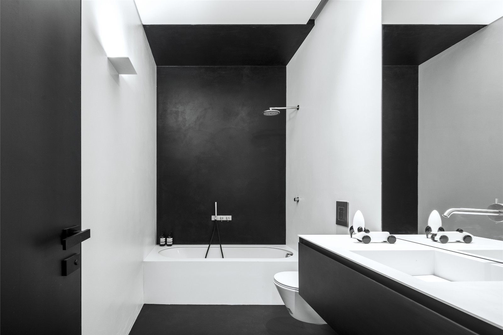 卫浴间黑白配色的背景给生活带来真实感，空间简简单单，美的不加修饰。