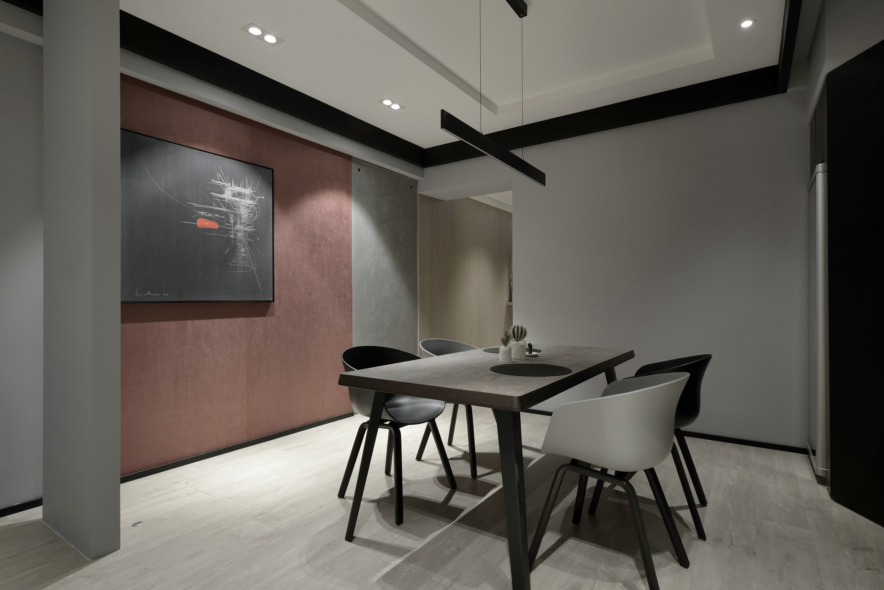 餐厅空间的质感与素朴家具巧妙融合，营造出一个雅致的用餐氛围。