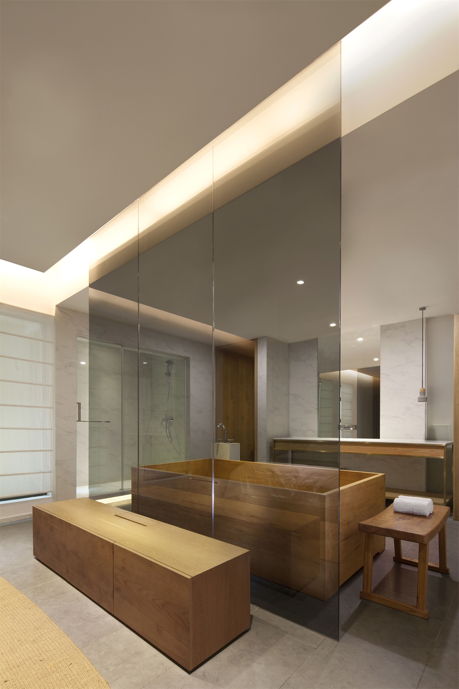 卫生间面积宽敞，局部采用玻璃进行空间分割，使卫生间的动线更为流畅。