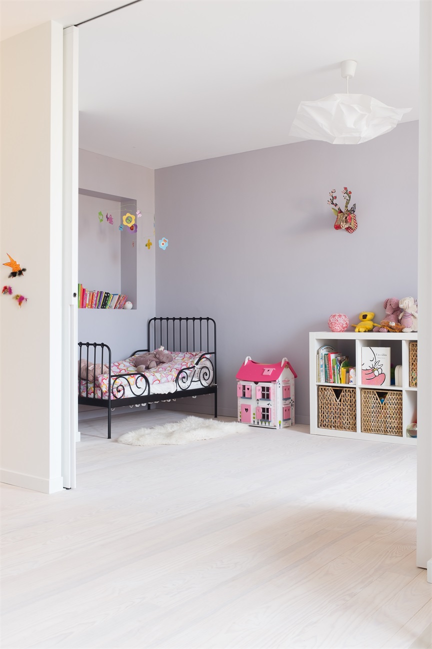 温暖的色系是对儿童房较好的诠释，浅紫色背景墙下使用大量儿童家具，提升了童趣氛围。