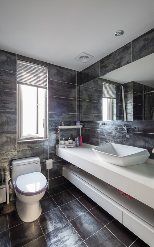 卫生间背景墙采用深褐色为基调，长条洗手池使空间十分清爽干净。