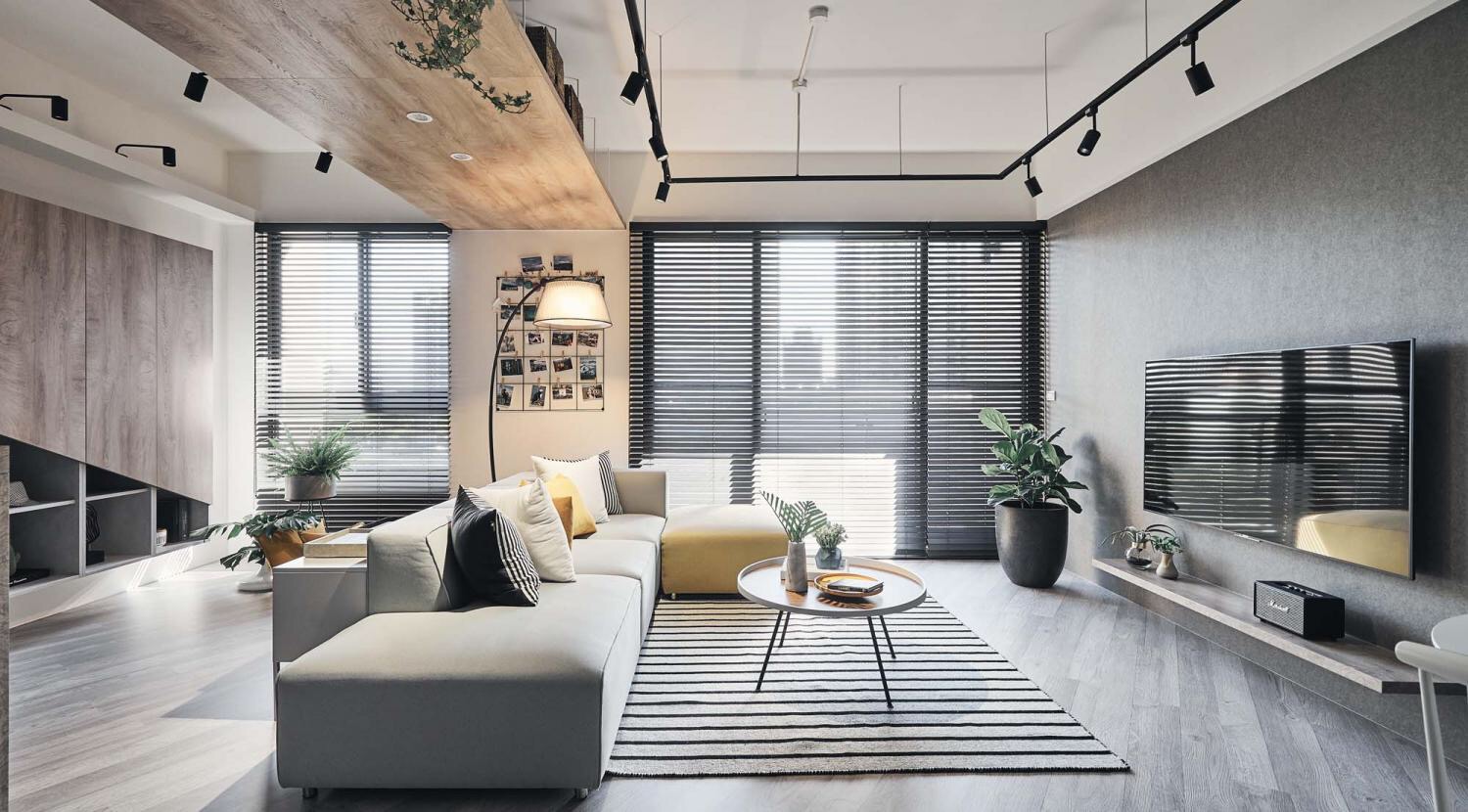 客厅设计简约大气，浅色布艺沙发形成空间隔断，使客厅看上去能过更大。
