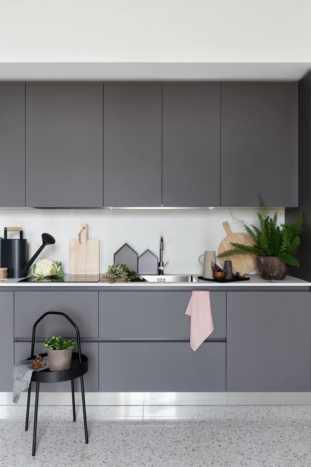 厨房空间利用对比色设计，灰色橱柜搭配白色背景，又有层次又前卫十足。