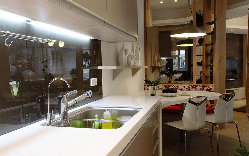 厨具吊柜下方特别规划灯光，让家人使用时有充足的照明亮度。
