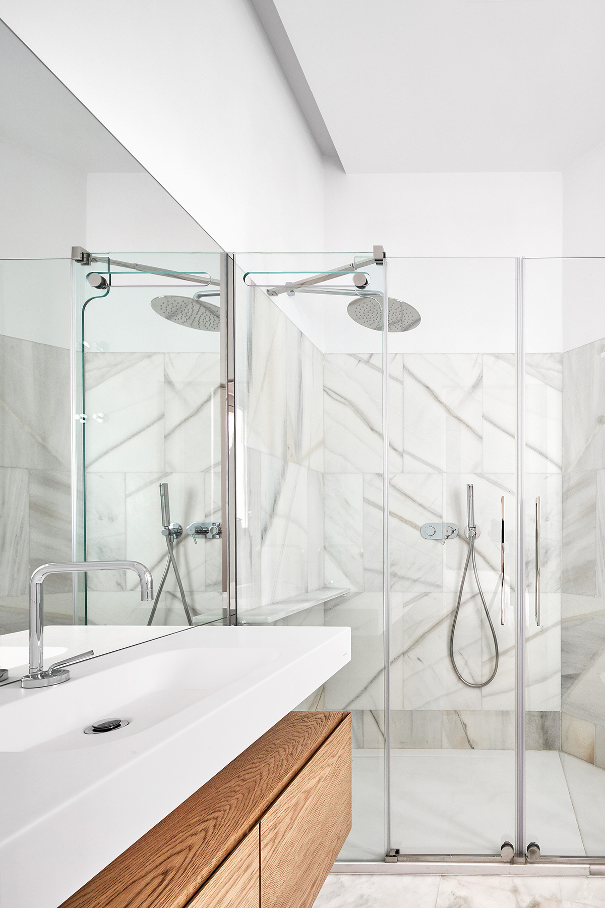 卫浴空间以干净敞亮为主，用玻璃进行干湿分离后，空间变得更加明朗。