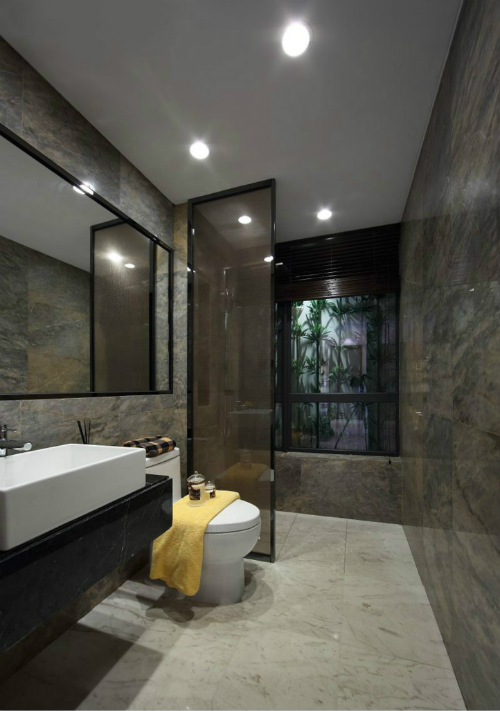 卫生间浴室采用了半遮挡玻璃门的设计，使整个空间的视觉效果得到了干湿分离。