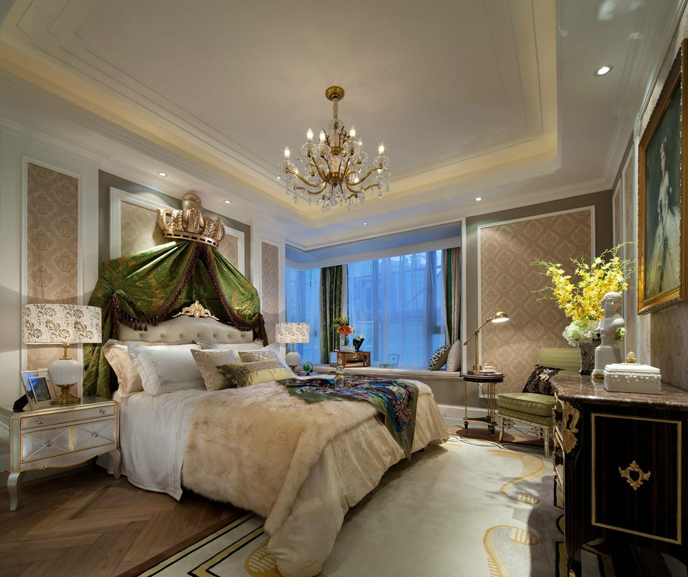 卧室整体呈现着温馨的氛围，室内加入了幔帐等异域风情色彩，加以皇冠设计点缀搭配皮毛，满满的富贵大气。