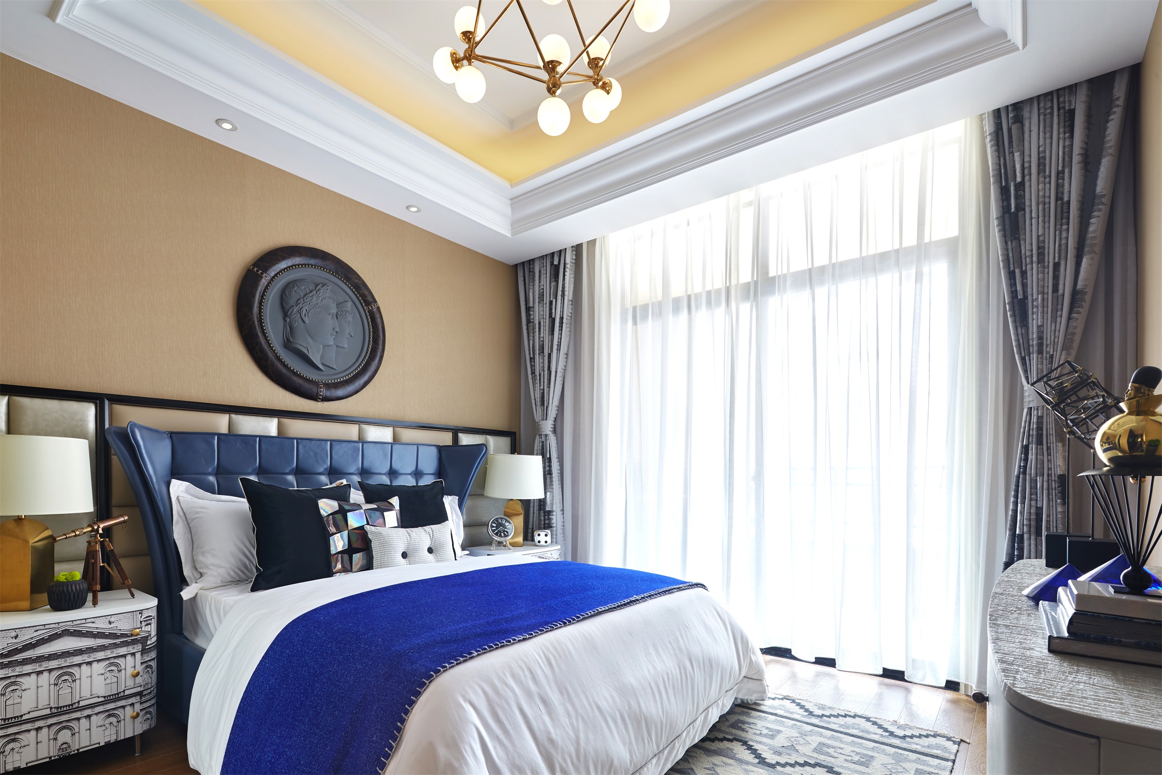 侧卧配色明亮，背景墙以米色为主，空间阳光充足，使蓝白床品更加吸睛。