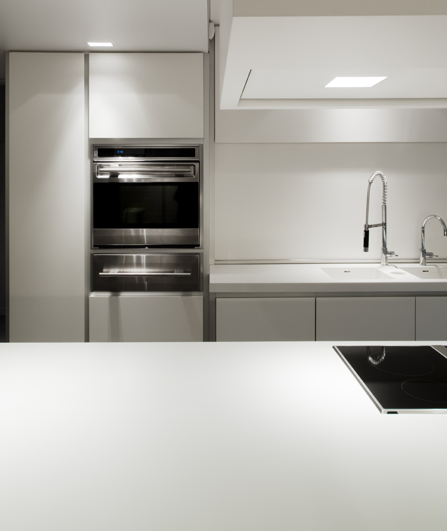 厨房配色为白色系，营造出精致的氛围感，柔和的光线打造出温馨的美感。