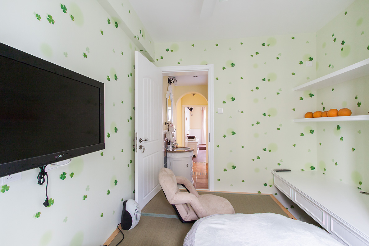 整个卧室空间是花色调和绿色碎花色调的结合，再加上一点点缀，视觉感受比较平和。