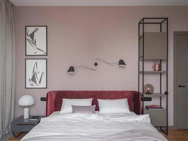 卧室以无主灯的设计，背景墙以粉色为主，简洁浅蓝色的墙面空间，布置丝绒床头，收纳柜，装饰画，整个空间都