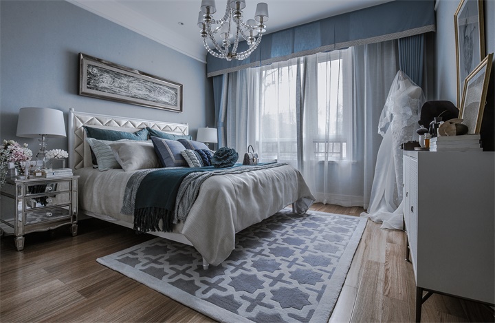 主卧以蓝色为主调，白色与蓝色的碰撞打造出纯净优雅的休憩空间，呈现出素净气质。