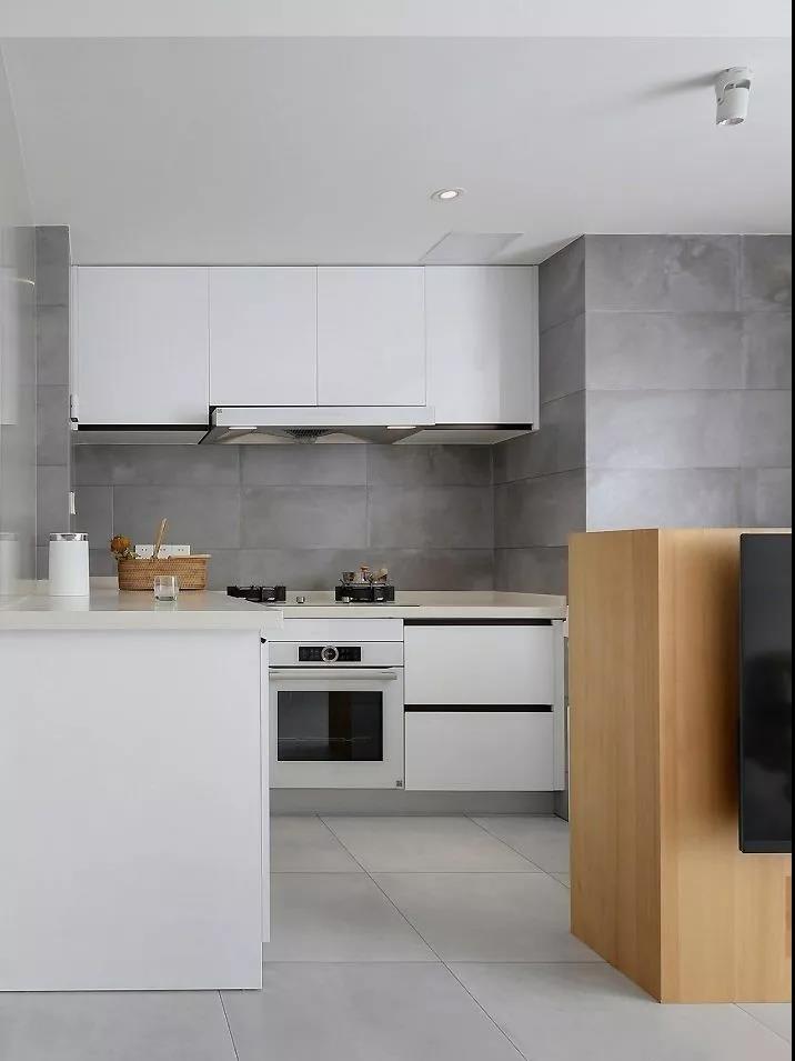 淡雅的白色色调，柔和的灰色背景，给人以舒适的视觉享受，厨房显得简约而清爽。