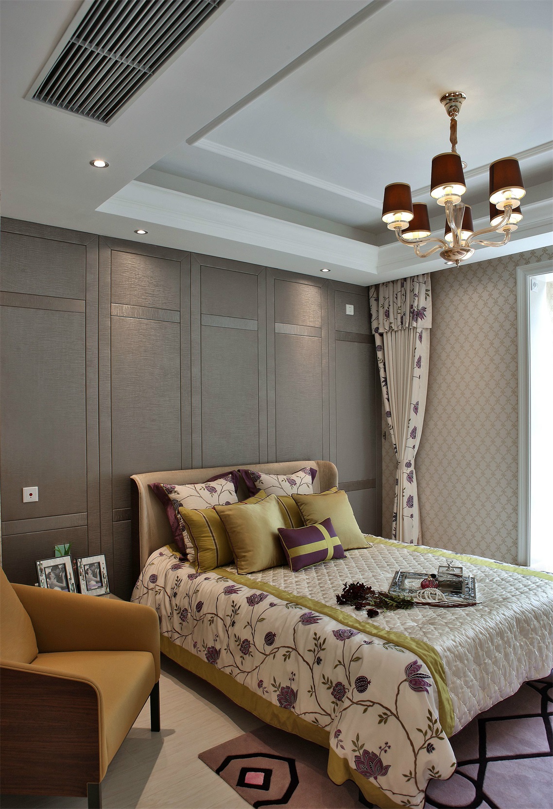 侧卧床头墙以灰色护墙板为背景，加入米色皮质床头点缀，欧式氛围浓郁。