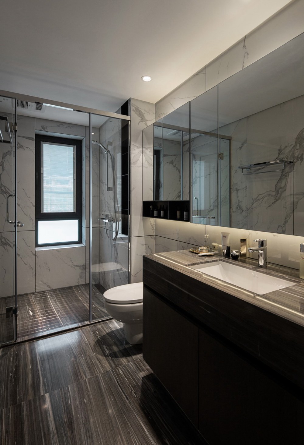 卫生间细节质感强，空间采用了白色大理石铺贴，使卫生间充满高级感。