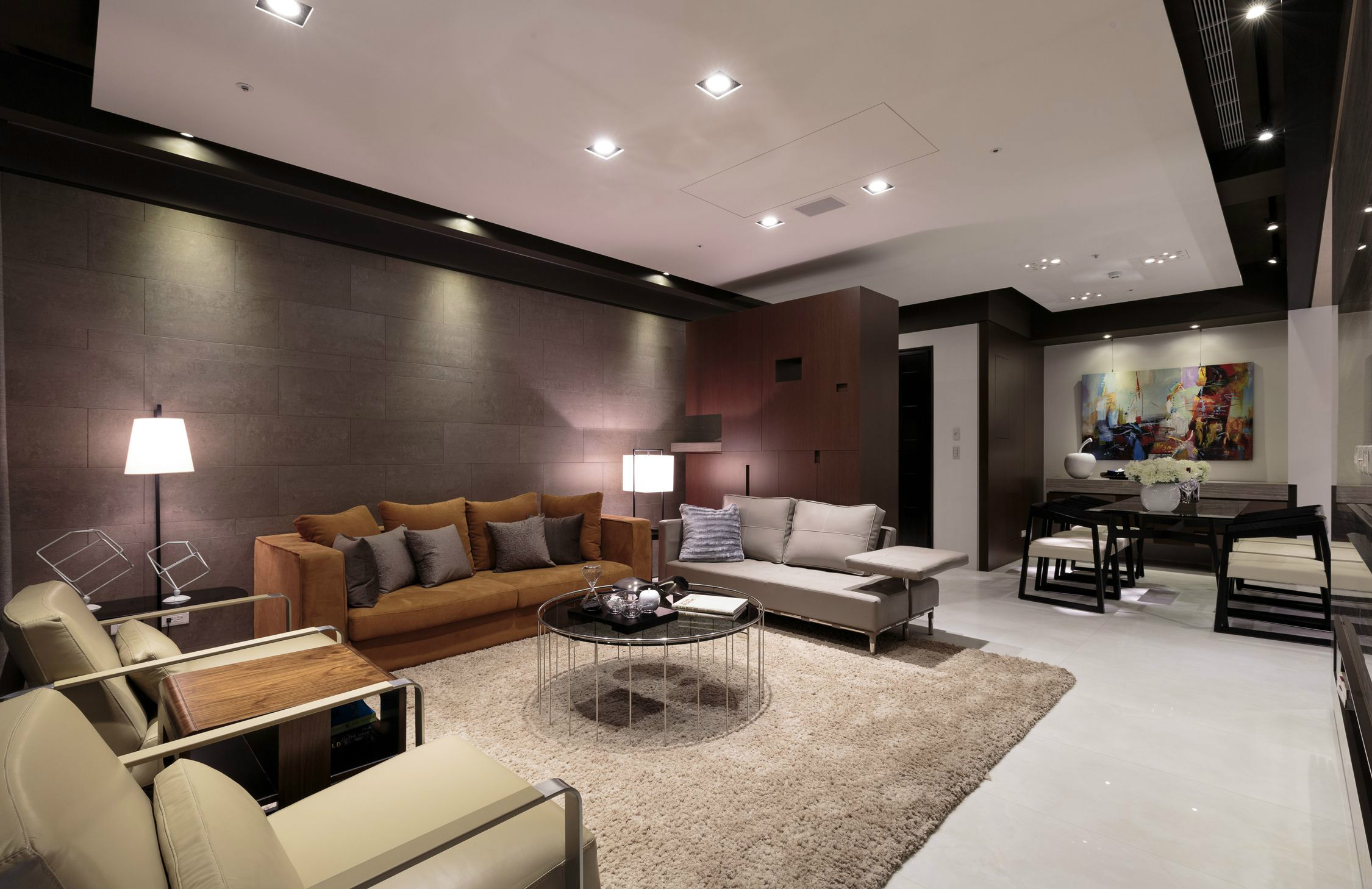 客厅以咖色为背景，橘色沙发点缀其中，营造出一个舒适有品质的视觉氛围。
