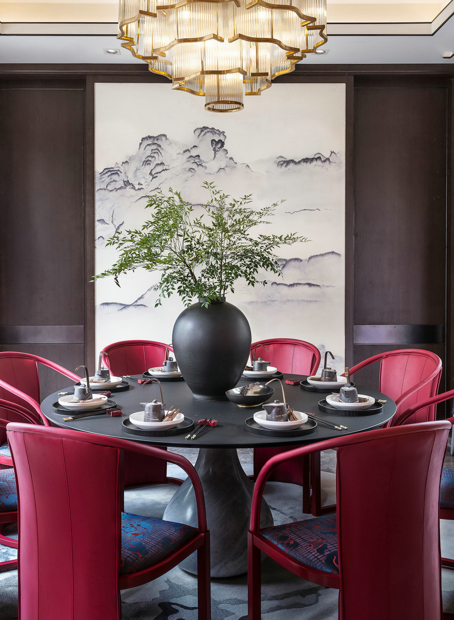 餐厅墙与浅淡的水墨画结合，配以中式造型的餐椅，带来端庄大气的气质。