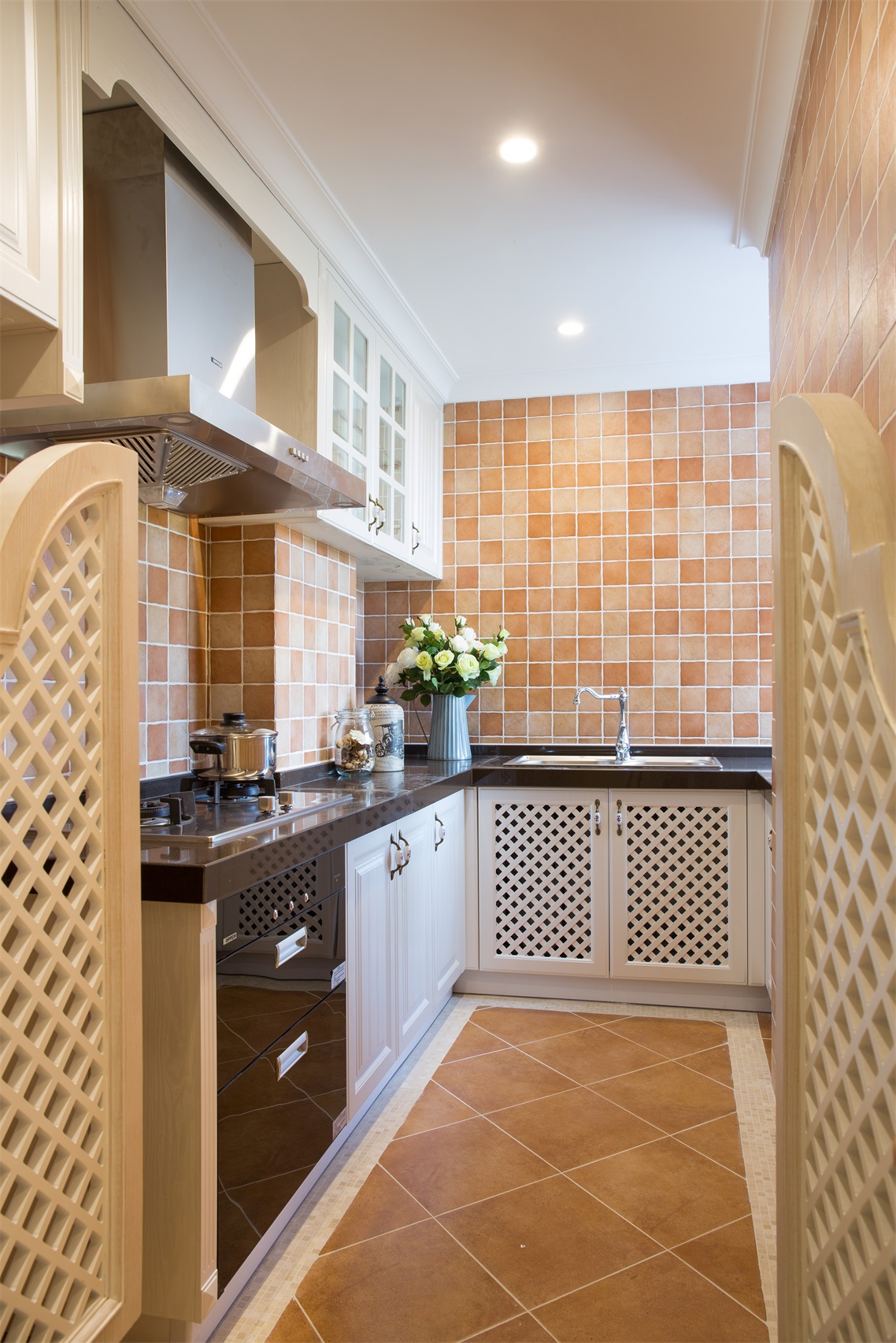 厨房墙面采用小砖铺贴，地中海独具一格，厨房空间虽小，但动线设计完整。