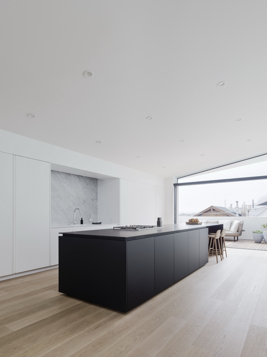 厨房以净色色块打造，白色橱柜搭配黑色岛柜的设计，使厨房空间更显大气。