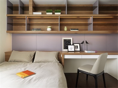 侧卧采用榻榻米设计，床头收纳柜组合形成一个开阔的空间，层次分明。