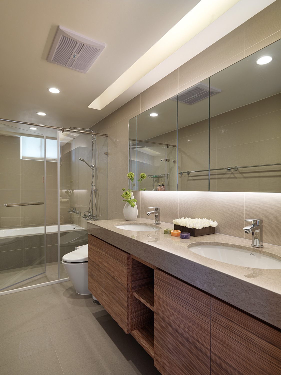 卫生间以米色为基调，二式干湿分离提升了空间的使用率，日常也方便业主打扫。