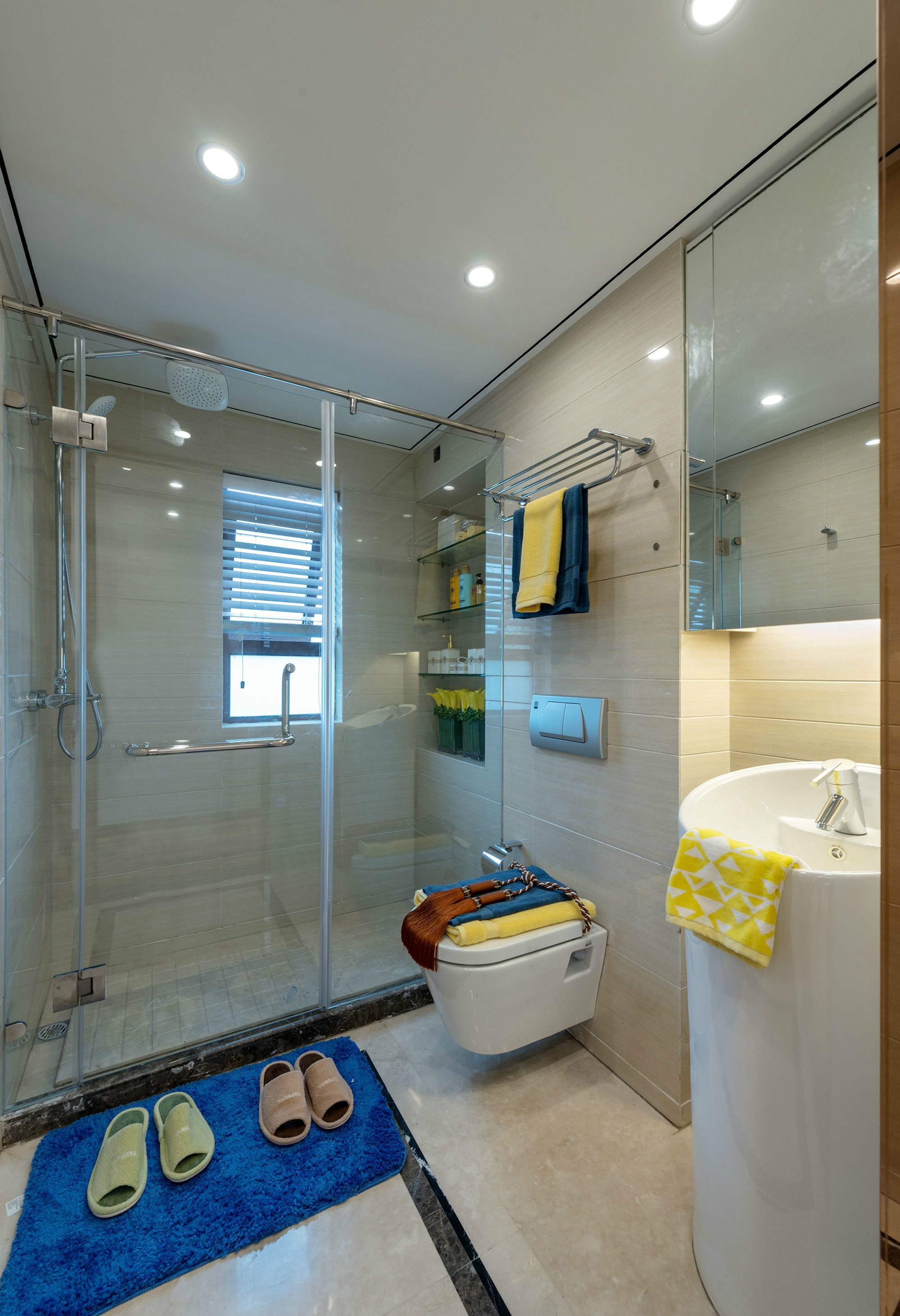 卫生间使用了干湿分设计，让空间获得了统一而协调的观感，舒适度高。